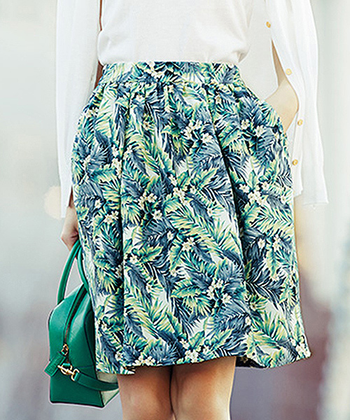 IEDIT（イディット）の「【S～XXL展開】ララステラ　コーディネイトがぱっと華やぐ大人ボタニカル柄スカート　 　　（スカート・レディース・ブラック×イエロー/グリーン系その他/ブラック×ホワイト・MEDIUM/LARGE/SMALL/XX-LARGE/X-LARGE）」の3枚目の写真