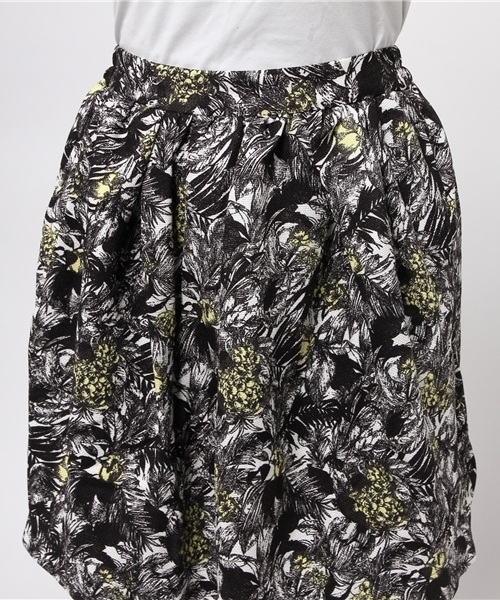 IEDIT（イディット）の「【S～XXL展開】ララステラ　コーディネイトがぱっと華やぐ大人ボタニカル柄スカート　 　　（スカート・レディース・ブラック×イエロー/グリーン系その他/ブラック×ホワイト・MEDIUM/LARGE/SMALL/XX-LARGE/X-LARGE）」の9枚目の写真