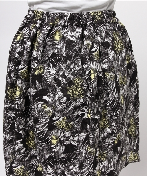 IEDIT（イディット）の「【S～XXL展開】ララステラ　コーディネイトがぱっと華やぐ大人ボタニカル柄スカート　 　　（スカート・レディース・ブラック×イエロー/グリーン系その他/ブラック×ホワイト・MEDIUM/LARGE/SMALL/XX-LARGE/X-LARGE）」の10枚目の写真