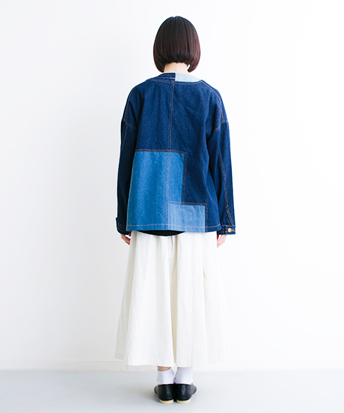 MERLOT（メルロー）の「パッチワークノーカラーデニムGジャン2220（デニムジャケット・レディース・ネイビー/ライトブルー・FREE）」の5枚目の写真
