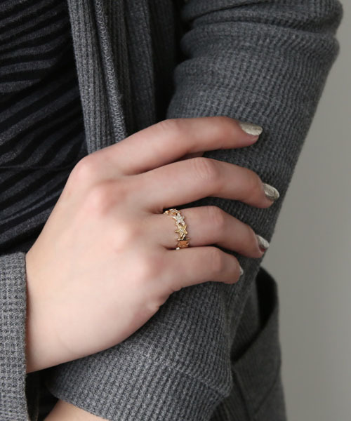 ROYAL ORDER(ロイヤルオーダー)の「STARBURST SINGLE BAND RING w/ 1 STAR PAVÉ DIAMOND & 2 STARS 1 DIAMOND(リング・メンズ・ゴールド・12号 US-6)」の8枚目の写真