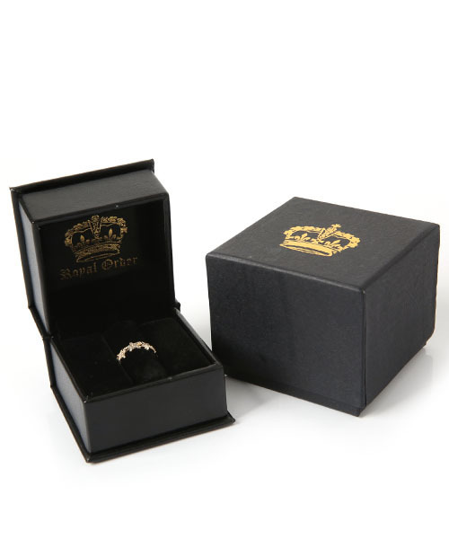 ROYAL ORDER(ロイヤルオーダー)の「STARBURST SINGLE BAND RING w/ 1 STAR PAVÉ DIAMOND & 2 STARS 1 DIAMOND(リング・メンズ・ゴールド・12号 US-6)」の7枚目の写真