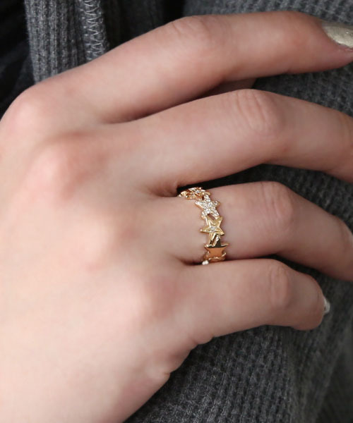 ROYAL ORDER(ロイヤルオーダー)の「STARBURST SINGLE BAND RING w/ 1 STAR PAVÉ DIAMOND & 2 STARS 1 DIAMOND(リング・メンズ・ゴールド・12号 US-6)」の2枚目の写真