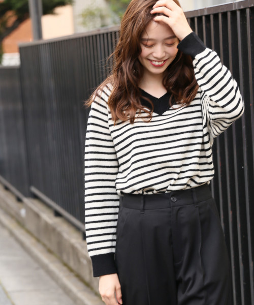 LOWRYS FARM(ローリーズファーム)の「ウォッシャブルウールVネック 809535(ニット/セーター・レディース・ホワイト×ブラック/ベージュ/ネイビー/ブルー/パープル・MEDIUM/LARGE)」の1枚目の写真