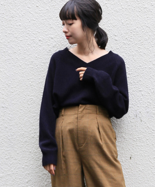 LOWRYS FARM(ローリーズファーム)の「ウォッシャブルウールVネック 809535(ニット/セーター・レディース・ホワイト×ブラック/ベージュ/ネイビー/ブルー/パープル・MEDIUM/LARGE)」の3枚目の写真