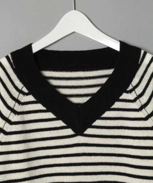 LOWRYS FARM(ローリーズファーム)の「ウォッシャブルウールVネック 809535(ニット/セーター・レディース・ホワイト×ブラック/ベージュ/ネイビー/ブルー/パープル・MEDIUM/LARGE)」の10枚目の写真