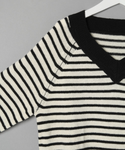 LOWRYS FARM(ローリーズファーム)の「ウォッシャブルウールVネック 809535(ニット/セーター・レディース・ホワイト×ブラック/ベージュ/ネイビー/ブルー/パープル・MEDIUM/LARGE)」の6枚目の写真