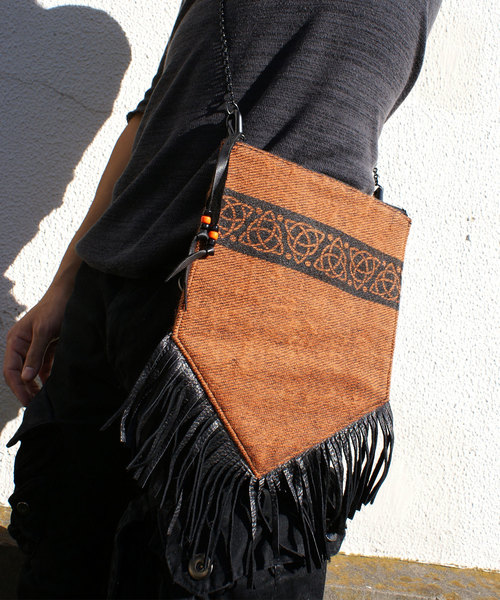 GARA（ガラ）の「GARA:CELTIC FOLK 2WAY BAG（ショルダーバッグ・メンズ・ブラウン/ブルーグレー・ONE SIZE）」の16枚目の写真