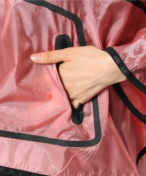 NIKE SPORTSWEAR(ナイキスポーツウェアー)の「ナイキ テックハイパーフューズ コレクション ハイプ ポンチョ NIKE TECH HYPER FUSE PONCHO 588173(ナイロンジャケット・レディース・ピンク/ホワイト・SMALL/MEDIUM)」の9枚目の写真