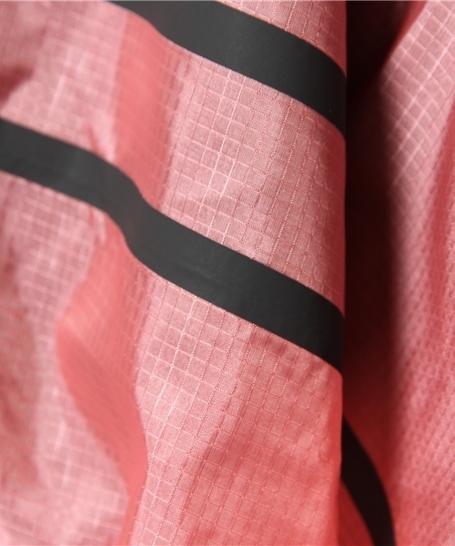 NIKE SPORTSWEAR(ナイキスポーツウェアー)の「ナイキ テックハイパーフューズ コレクション ハイプ ポンチョ NIKE TECH HYPER FUSE PONCHO 588173(ナイロンジャケット・レディース・ピンク/ホワイト・SMALL/MEDIUM)」の11枚目の写真