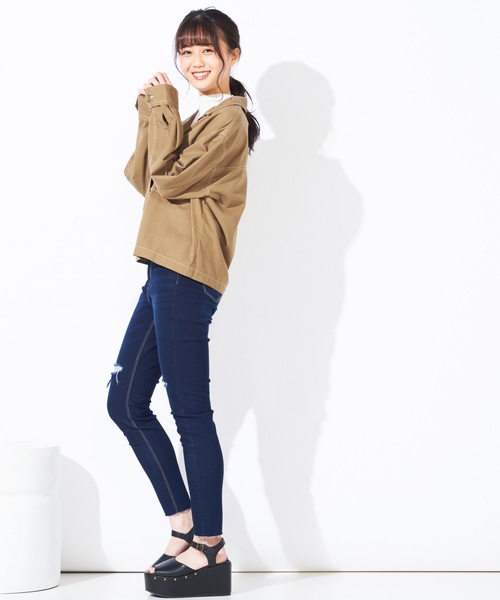 WEGO（ウィゴー）の「WEGO/BIGポケットクロップドシャツ（シャツ/ブラウス・レディース・カーキ/ベージュ/ブラック・FREE）」の6枚目の写真