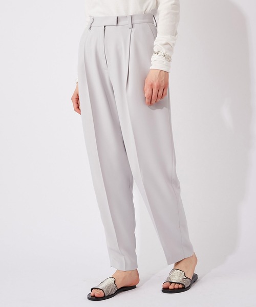 Whim Gazette（ウィムガゼット）の「サテンツイルタックパンツ（その他パンツ・レディース・ライトグレー/オフホワイト・38/36）」の2枚目の写真