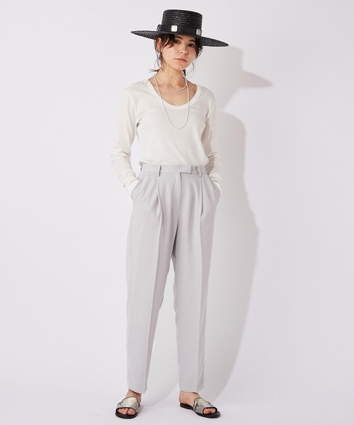 Whim Gazette（ウィムガゼット）の「サテンツイルタックパンツ（その他パンツ・レディース・ライトグレー/オフホワイト・38/36）」の6枚目の写真