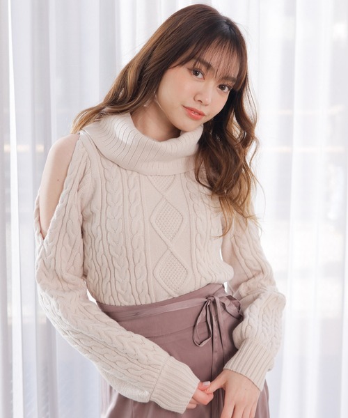 LIPSERVICE（リップサービス）の「ショルダースリットケーブルニット（ニット/セーター・レディース・アイボリー/ピンクベージュ/ブラック・FREE）」の2枚目の写真