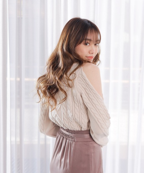 LIPSERVICE（リップサービス）の「ショルダースリットケーブルニット（ニット/セーター・レディース・アイボリー/ピンクベージュ/ブラック・FREE）」の7枚目の写真