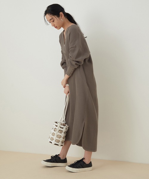 ADAM ET ROPE'（アダムエロペ）の「【WEB限定】両面ジャカードカフタンワンピース（ワンピース・レディース・ベージュ系その他/チャコールグレー・FREE）」の5枚目の写真