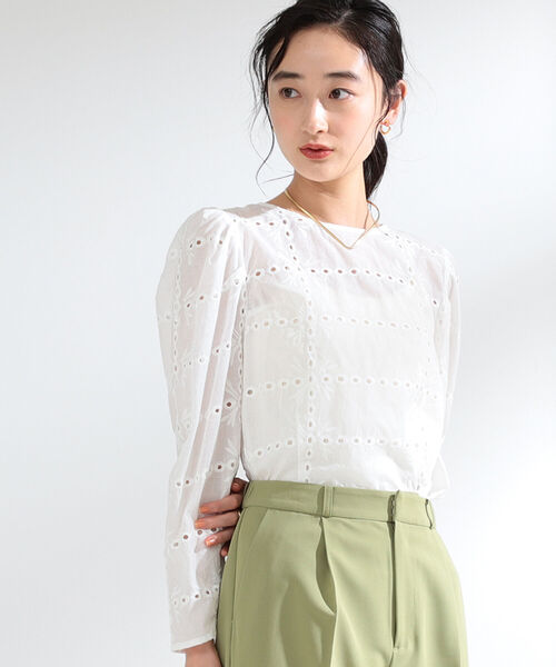 Ray BEAMS（レイビームス）の「Ray BEAMS / カットワーク クロップド ブラウス（シャツ/ブラウス・レディース・ホワイト/ブラック・1/0）」の2枚目の写真