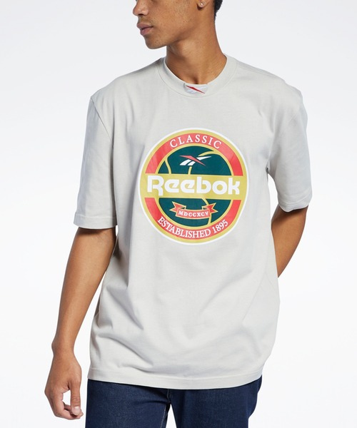 Reebok(リーボック)の「クラシックス グラフィック Tシャツ / Classics Graphic T-Shirt(Tシャツ/カットソー・メンズ・サンドベージュ/グリーン・SMALL/MEDIUM/LARGE/X-LARGE/XX-LARGE/X-SMALL/XXX-LARGE)」の1枚目の写真