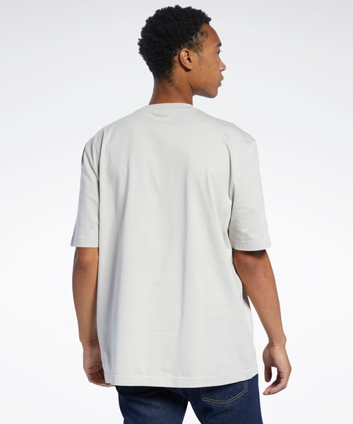 Reebok(リーボック)の「クラシックス グラフィック Tシャツ / Classics Graphic T-Shirt(Tシャツ/カットソー・メンズ・サンドベージュ/グリーン・SMALL/MEDIUM/LARGE/X-LARGE/XX-LARGE/X-SMALL/XXX-LARGE)」の3枚目の写真
