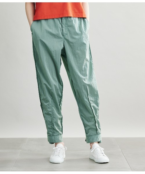 SIPULI(シプリ)の「Crushed Nylon Shell パラシュートパンツ(その他パンツ・レディース・ベージュ/ライトグリーン・2/3)」の2枚目の写真