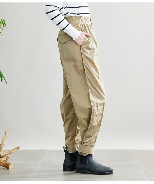 SIPULI(シプリ)の「Crushed Nylon Shell パラシュートパンツ(その他パンツ・レディース・ベージュ/ライトグリーン・2/3)」の17枚目の写真