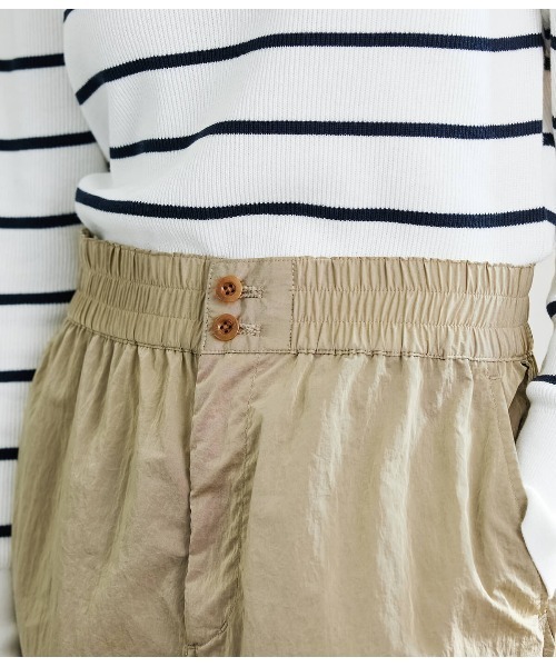 SIPULI(シプリ)の「Crushed Nylon Shell パラシュートパンツ(その他パンツ・レディース・ベージュ/ライトグリーン・2/3)」の8枚目の写真