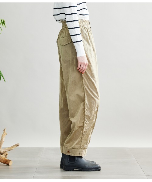 SIPULI(シプリ)の「Crushed Nylon Shell パラシュートパンツ(その他パンツ・レディース・ベージュ/ライトグリーン・2/3)」の6枚目の写真