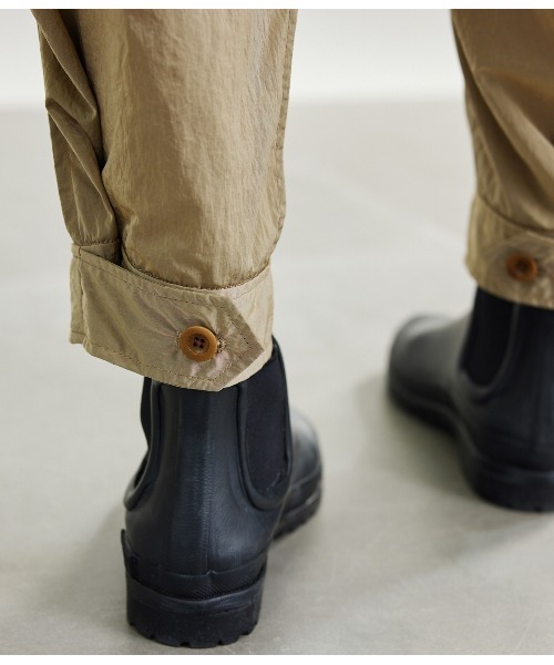 SIPULI(シプリ)の「Crushed Nylon Shell パラシュートパンツ(その他パンツ・レディース・ベージュ/ライトグリーン・2/3)」の7枚目の写真