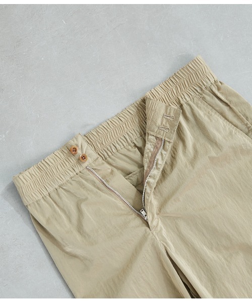 SIPULI(シプリ)の「Crushed Nylon Shell パラシュートパンツ(その他パンツ・レディース・ベージュ/ライトグリーン・2/3)」の11枚目の写真