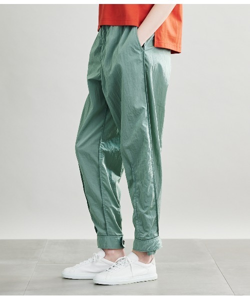 SIPULI(シプリ)の「Crushed Nylon Shell パラシュートパンツ(その他パンツ・レディース・ベージュ/ライトグリーン・2/3)」の3枚目の写真