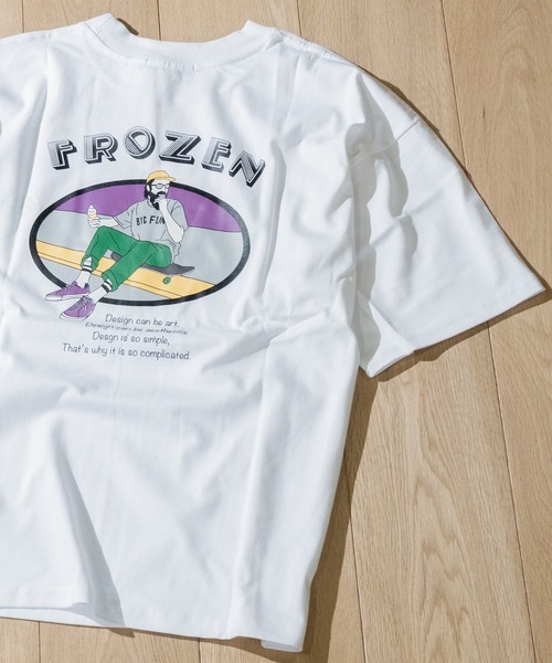 JOHN'S CLOSET(ジョンズクローゼット)の「【2】ヘビーウェイト フロント刺繍バッグプリントBIGTシャツ(Tシャツ/カットソー・メンズ・ホワイト/ブラック/サックスブルー/ラベンダー/ホワイト系その他/ブラック系その他・MEDIUM/LARGE/X-LARGE)」の2枚目の写真