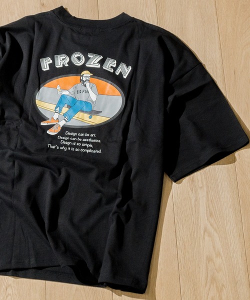 JOHN'S CLOSET(ジョンズクローゼット)の「【2】ヘビーウェイト フロント刺繍バッグプリントBIGTシャツ(Tシャツ/カットソー・メンズ・ホワイト/ブラック/サックスブルー/ラベンダー/ホワイト系その他/ブラック系その他・MEDIUM/LARGE/X-LARGE)」の4枚目の写真