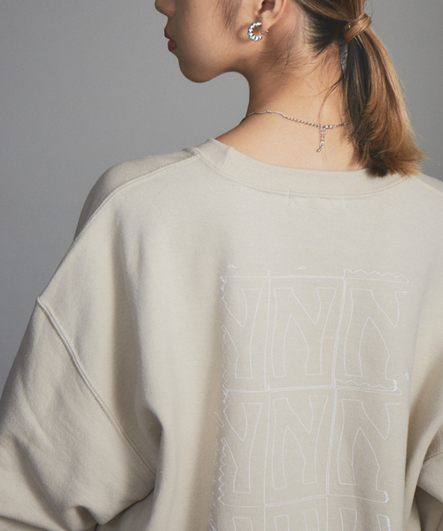 NOMINE(ノミネ)の「【展開店舗限定】裏起毛ロゴスウェット(スウェット・レディース・ライトグレー/ボルドー/ベージュ系その他/グリーン系その他/ベージュ系その他2/グリーン系その他2/グリーン系その他3・M/L)」の4枚目の写真