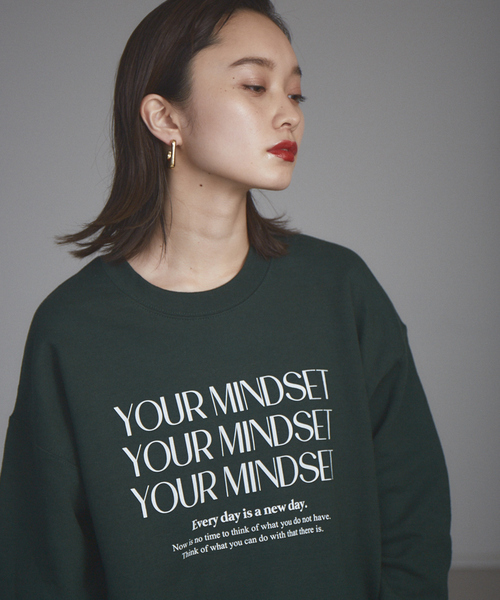 NOMINE(ノミネ)の「【展開店舗限定】裏起毛ロゴスウェット(スウェット・レディース・ライトグレー/ボルドー/ベージュ系その他/グリーン系その他/ベージュ系その他2/グリーン系その他2/グリーン系その他3・M/L)」の1枚目の写真