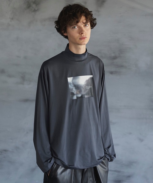 shiki tokyo（シキトウキョウ）の「OVERSIZED HIGH DRAPE MOCKNECK PRINT LONG TEE / オーバーサイズハイドレープモックネックプリントロンT（Tシャツ/カットソー・メンズ・アイボリー/ダークグレー・SMALL/MEDIUM/LARGE）」の3枚目の写真