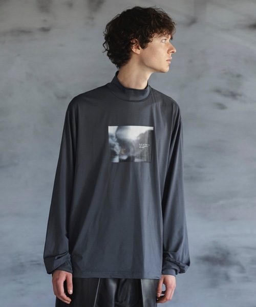 shiki tokyo（シキトウキョウ）の「OVERSIZED HIGH DRAPE MOCKNECK PRINT LONG TEE / オーバーサイズハイドレープモックネックプリントロンT（Tシャツ/カットソー・メンズ・アイボリー/ダークグレー・SMALL/MEDIUM/LARGE）」の4枚目の写真