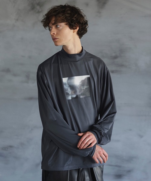 shiki tokyo（シキトウキョウ）の「OVERSIZED HIGH DRAPE MOCKNECK PRINT LONG TEE / オーバーサイズハイドレープモックネックプリントロンT（Tシャツ/カットソー・メンズ・アイボリー/ダークグレー・SMALL/MEDIUM/LARGE）」の5枚目の写真