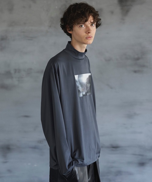shiki tokyo（シキトウキョウ）の「OVERSIZED HIGH DRAPE MOCKNECK PRINT LONG TEE / オーバーサイズハイドレープモックネックプリントロンT（Tシャツ/カットソー・メンズ・アイボリー/ダークグレー・SMALL/MEDIUM/LARGE）」の6枚目の写真