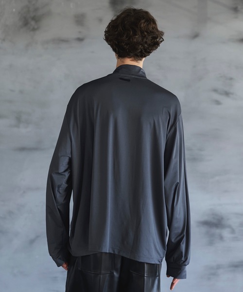 shiki tokyo（シキトウキョウ）の「OVERSIZED HIGH DRAPE MOCKNECK PRINT LONG TEE / オーバーサイズハイドレープモックネックプリントロンT（Tシャツ/カットソー・メンズ・アイボリー/ダークグレー・SMALL/MEDIUM/LARGE）」の7枚目の写真