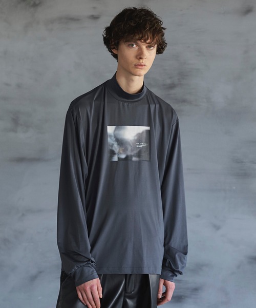 shiki tokyo（シキトウキョウ）の「OVERSIZED HIGH DRAPE MOCKNECK PRINT LONG TEE / オーバーサイズハイドレープモックネックプリントロンT（Tシャツ/カットソー・メンズ・アイボリー/ダークグレー・SMALL/MEDIUM/LARGE）」の8枚目の写真