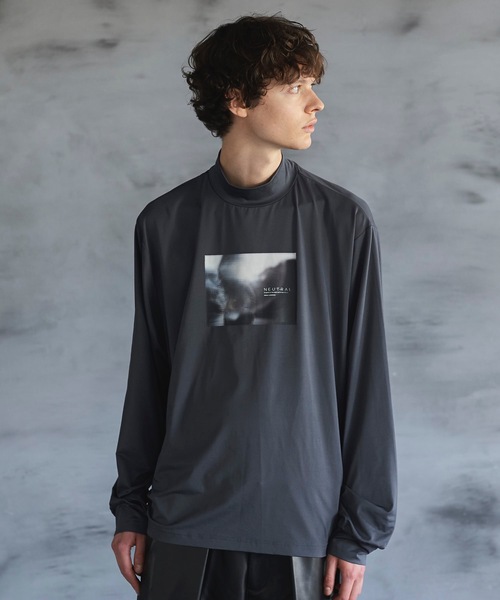 shiki tokyo（シキトウキョウ）の「OVERSIZED HIGH DRAPE MOCKNECK PRINT LONG TEE / オーバーサイズハイドレープモックネックプリントロンT（Tシャツ/カットソー・メンズ・アイボリー/ダークグレー・SMALL/MEDIUM/LARGE）」の9枚目の写真