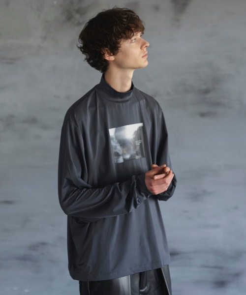 shiki tokyo（シキトウキョウ）の「OVERSIZED HIGH DRAPE MOCKNECK PRINT LONG TEE / オーバーサイズハイドレープモックネックプリントロンT（Tシャツ/カットソー・メンズ・アイボリー/ダークグレー・SMALL/MEDIUM/LARGE）」の11枚目の写真