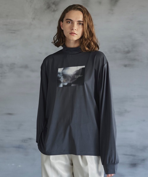 shiki tokyo（シキトウキョウ）の「OVERSIZED HIGH DRAPE MOCKNECK PRINT LONG TEE / オーバーサイズハイドレープモックネックプリントロンT（Tシャツ/カットソー・メンズ・アイボリー/ダークグレー・SMALL/MEDIUM/LARGE）」の14枚目の写真