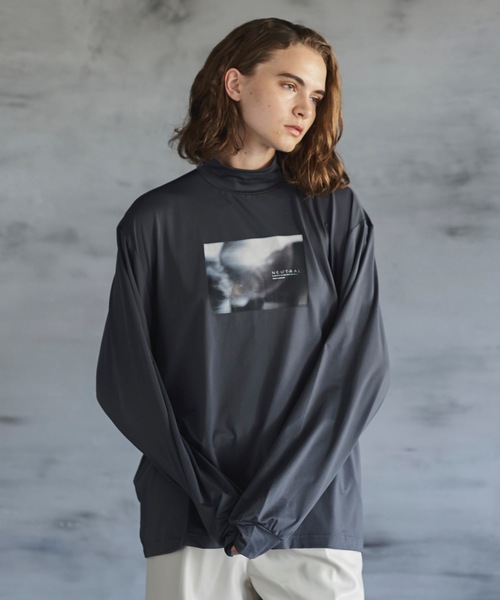 shiki tokyo（シキトウキョウ）の「OVERSIZED HIGH DRAPE MOCKNECK PRINT LONG TEE / オーバーサイズハイドレープモックネックプリントロンT（Tシャツ/カットソー・メンズ・アイボリー/ダークグレー・SMALL/MEDIUM/LARGE）」の15枚目の写真