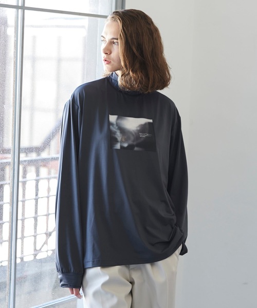 shiki tokyo（シキトウキョウ）の「OVERSIZED HIGH DRAPE MOCKNECK PRINT LONG TEE / オーバーサイズハイドレープモックネックプリントロンT（Tシャツ/カットソー・メンズ・アイボリー/ダークグレー・SMALL/MEDIUM/LARGE）」の18枚目の写真
