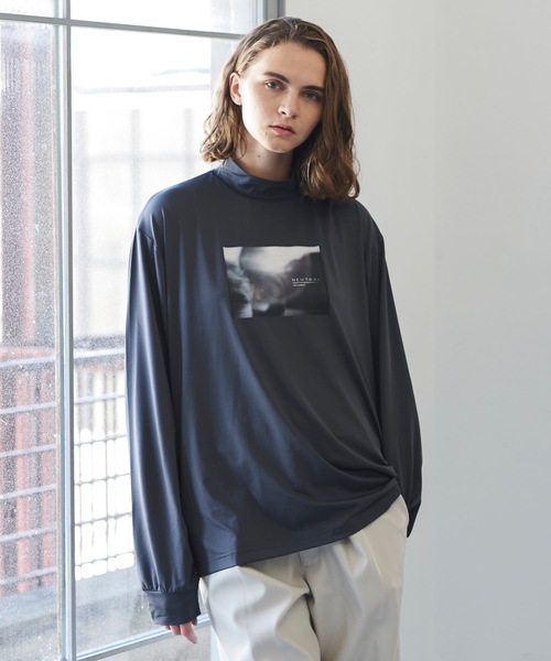 shiki tokyo（シキトウキョウ）の「OVERSIZED HIGH DRAPE MOCKNECK PRINT LONG TEE / オーバーサイズハイドレープモックネックプリントロンT（Tシャツ/カットソー・メンズ・アイボリー/ダークグレー・SMALL/MEDIUM/LARGE）」の19枚目の写真
