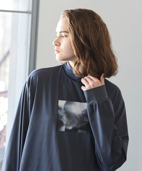shiki tokyo（シキトウキョウ）の「OVERSIZED HIGH DRAPE MOCKNECK PRINT LONG TEE / オーバーサイズハイドレープモックネックプリントロンT（Tシャツ/カットソー・メンズ・アイボリー/ダークグレー・SMALL/MEDIUM/LARGE）」の20枚目の写真