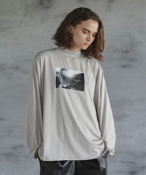 shiki tokyo（シキトウキョウ）の「OVERSIZED HIGH DRAPE MOCKNECK PRINT LONG TEE / オーバーサイズハイドレープモックネックプリントロンT（Tシャツ/カットソー・メンズ・アイボリー/ダークグレー・SMALL/MEDIUM/LARGE）」の21枚目の写真
