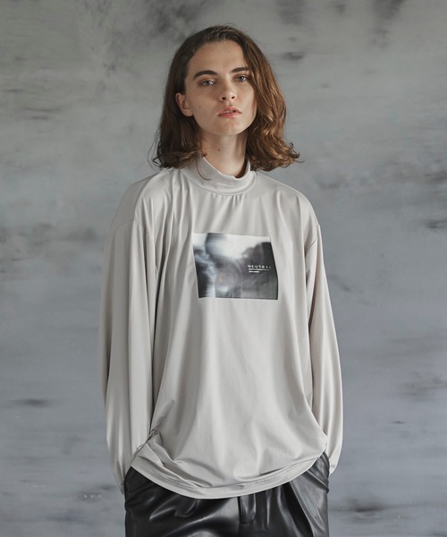 shiki tokyo（シキトウキョウ）の「OVERSIZED HIGH DRAPE MOCKNECK PRINT LONG TEE / オーバーサイズハイドレープモックネックプリントロンT（Tシャツ/カットソー・メンズ・アイボリー/ダークグレー・SMALL/MEDIUM/LARGE）」の22枚目の写真