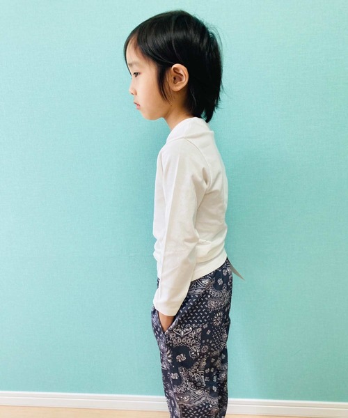 THE CASUAL(カジュアル)の「柄込 プリント コットン 天竺 クルーネック ロンT キッズ(Tシャツ/カットソー・キッズ・チャコール/ベージュ系その他/モカ/ベージュ/ブラック/オフホワイト/ブラック系その他/ホワイト系その他/ブラック系その他2/杢グレー・120cm/150cm/100cm/160cm/130cm/140cm/110cm)」の13枚目の写真